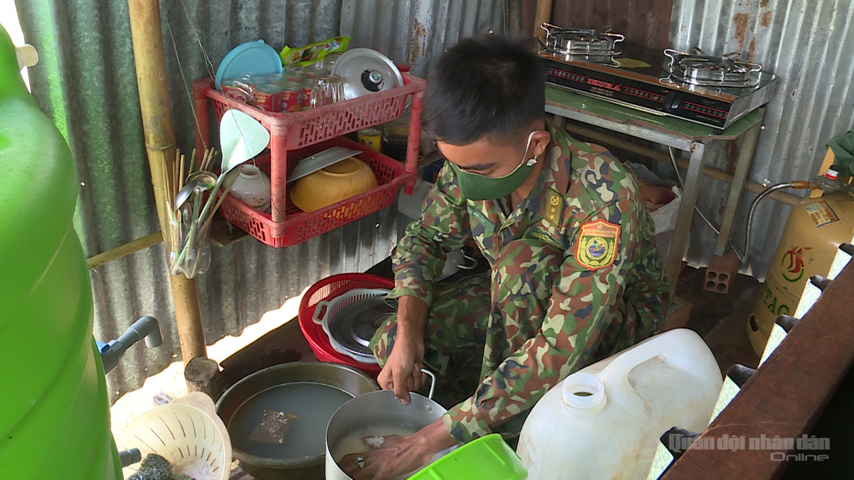 Chiến sĩ đang chuẩn bị bữa ăn cho toàn chốt.